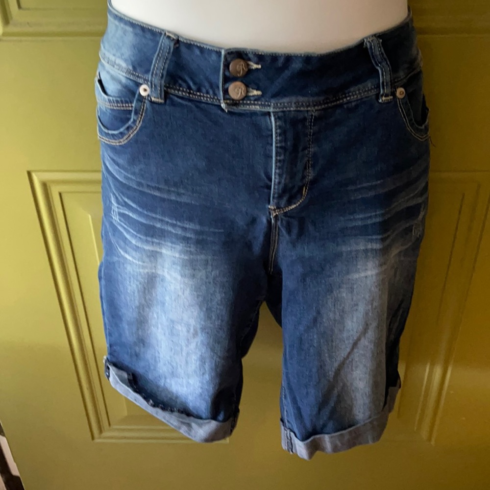 Women WannaBettaButt 2 Button Side Slit Bermuda Jean Shorts Blue Size 16
